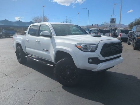 Used 2016 Toyota Tacoma TRD Sport image 2