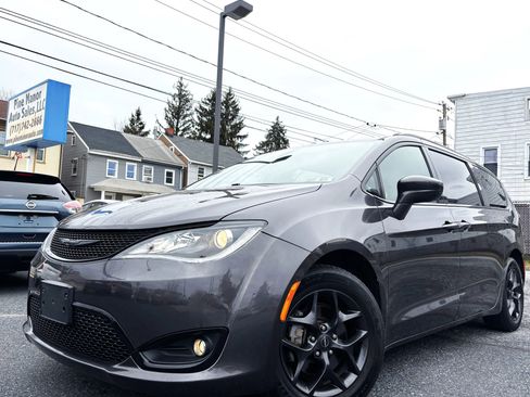 Used 2019 Chrysler Pacifica Touring-L Plus w/ S Appearance Package image 1