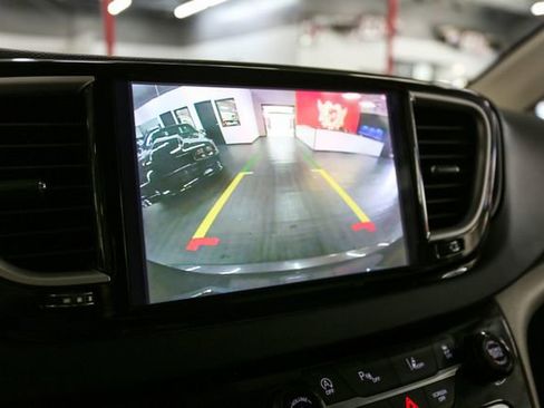 Used 2023 Chrysler Pacifica Touring-L FWD image 8