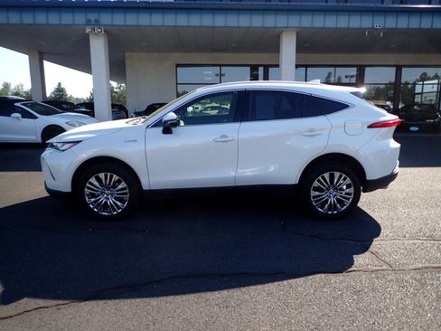 Used 2021 Toyota Venza XLE image 2