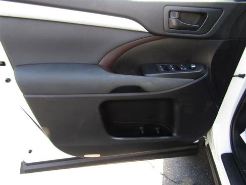 Used 2019 Toyota Highlander LE image 9