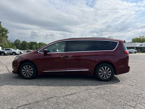 Used 2019 Chrysler Pacifica Touring-L Plus FWD image 8