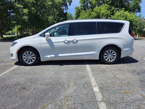 Used 2017 Chrysler Pacifica Touring-L FWD image 19