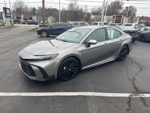 Used 2025 Toyota Camry SE image 1