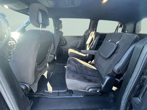 Used 2017 Dodge Grand Caravan SE image 11