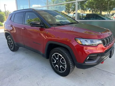 Used 2025 Jeep Compass Trailhawk AWD/4WD image 2