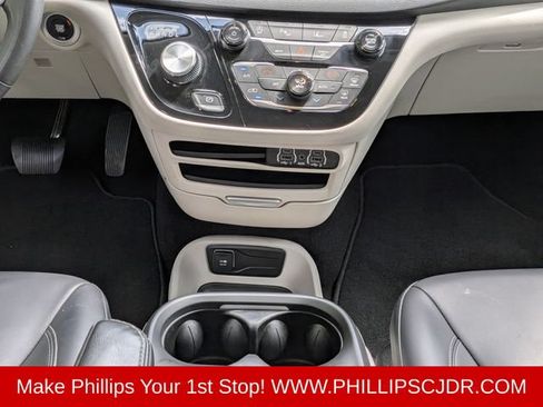 Used 2023 Chrysler Pacifica Touring-L FWD image 18