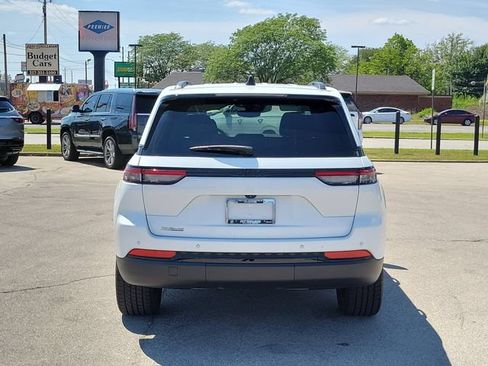 Used 2023 Jeep Grand Cherokee Altitude RWD image 5