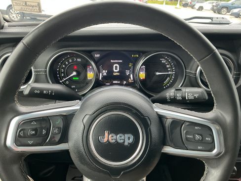 Used 2023 Jeep Wrangler Unlimited Sahara w/ Cold Weather Group AWD/4WD image 9