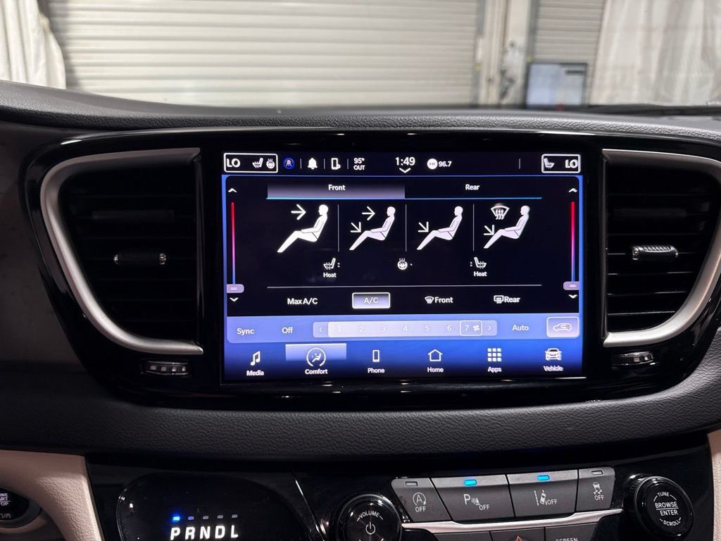 Used 2023 Chrysler Pacifica Touring-L FWD image 31