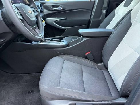 Used 2025 Chevrolet Trax LS FWD image 9