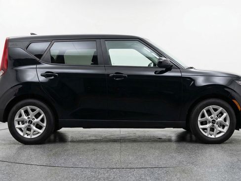 Used 2025 Kia Soul LX w/ LX Technology Package FWD image 11