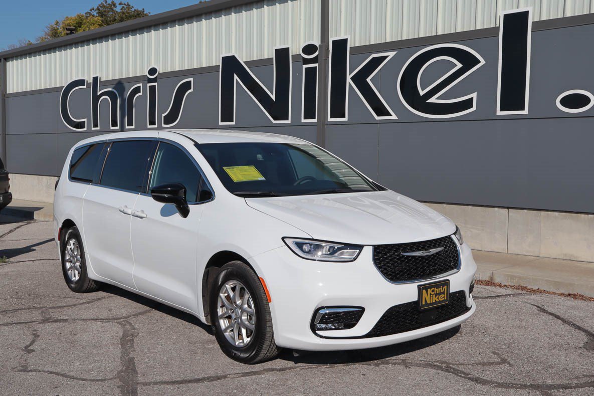 Used 2026 Chrysler Pacifica Select FWD image 1