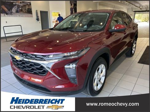 Used 2025 Chevrolet Trax LS w/ LS Convenience Package FWD image 6