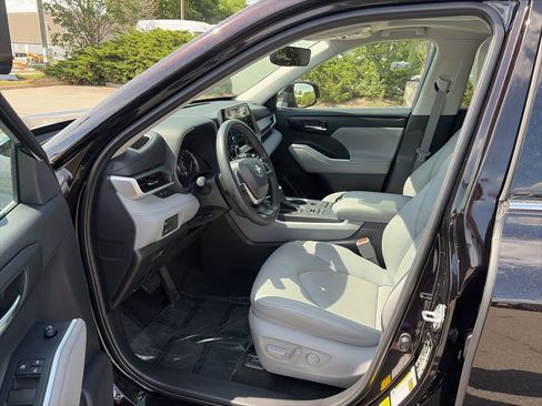 Used 2022 Toyota Highlander XLE image 9