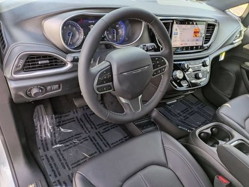 New 2027 Chrysler Pacifica Select FWD image 11