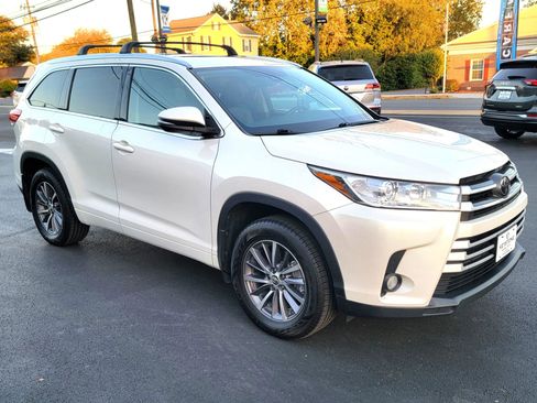 Used 2018 Toyota Highlander XLE image 3