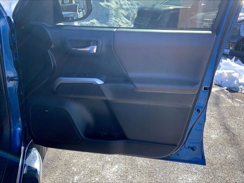 Used 2017 Toyota Tacoma Limited w/ Tow Package image 25