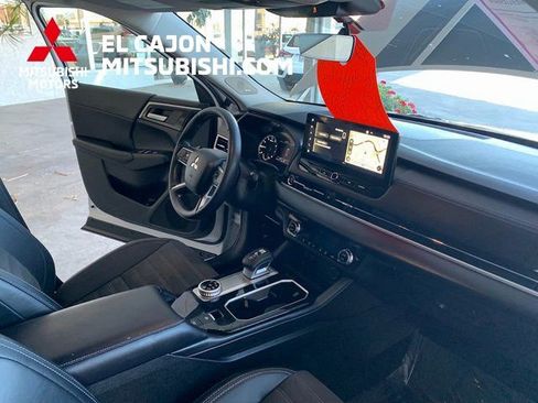 Used 2025 Mitsubishi Outlander AWD image 23