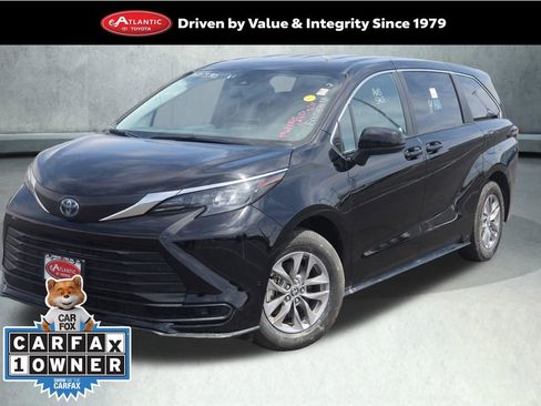 Used 2025 Toyota Sienna LE FWD image 1