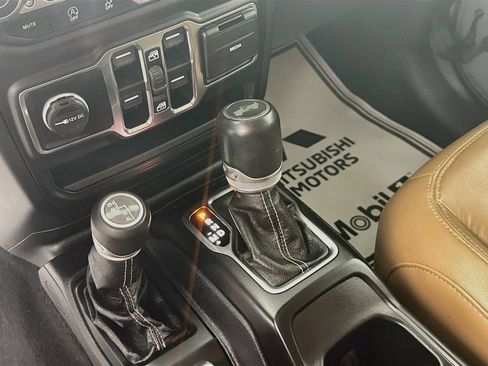 Used 2020 Jeep Wrangler Unlimited Sahara AWD/4WD image 18