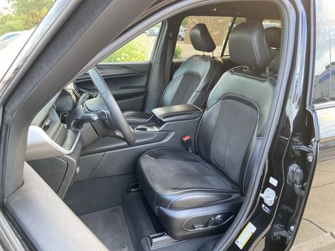 Used 2024 Jeep Grand Cherokee Altitude RWD image 20