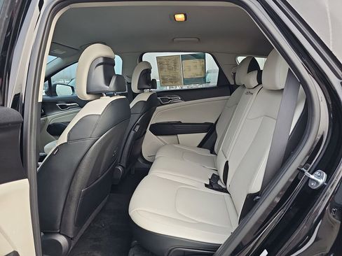 Used 2023 Kia Sportage EX image 17