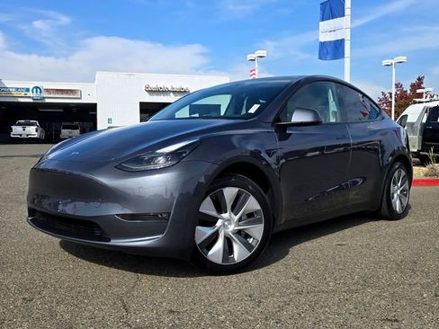 Used 2023 Tesla Model Y Long Range image 3