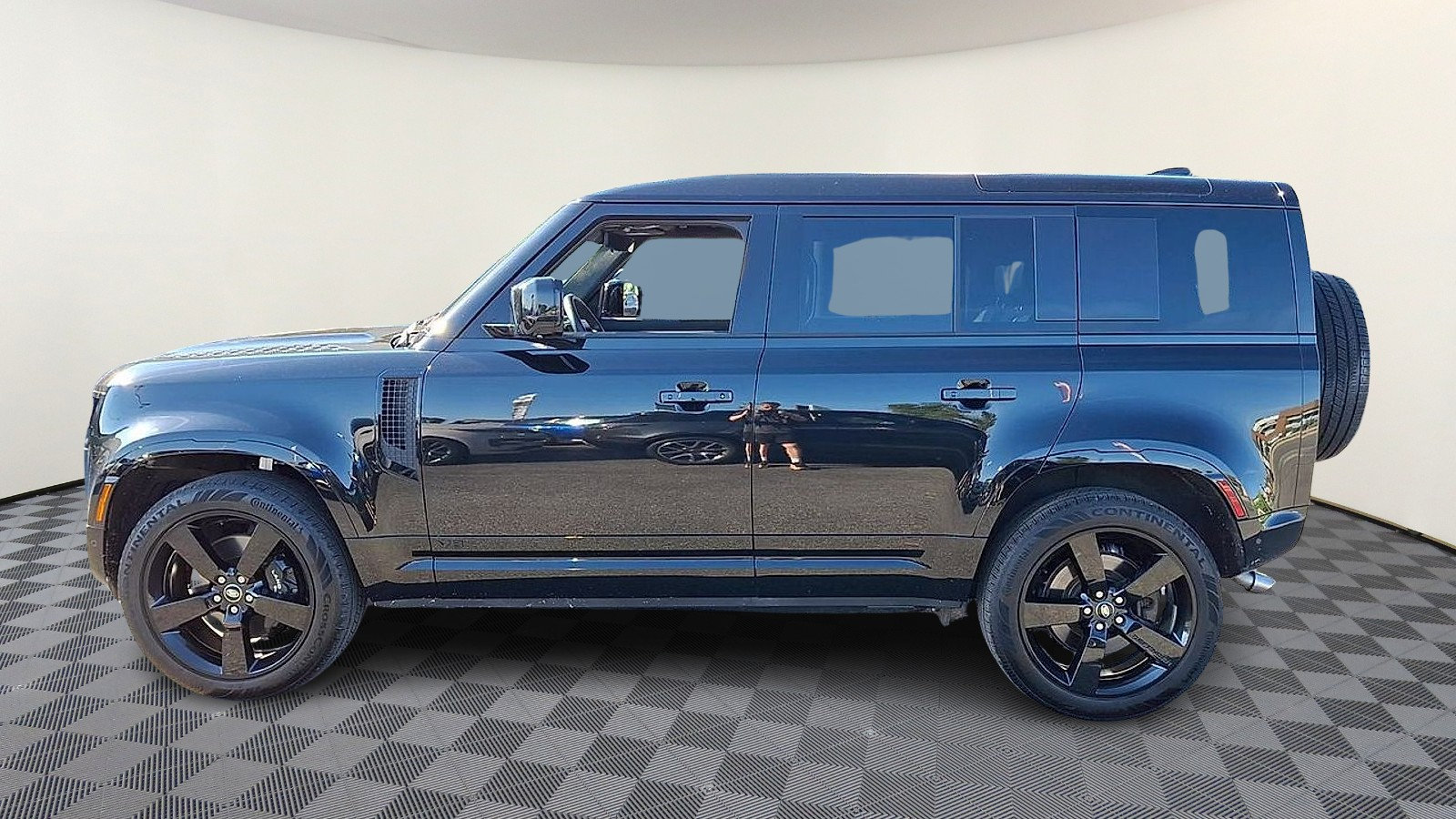 Certified 2025 Land Rover Defender 110 V8 AWD/4WD image 5