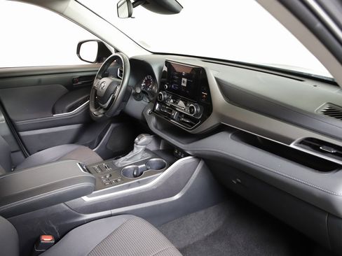 Used 2024 Toyota Highlander LE image 9
