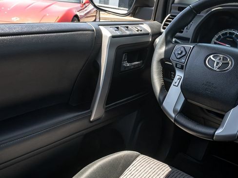 Used 2016 Toyota 4Runner SR5 AWD/4WD image 15