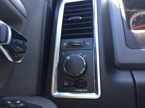 Used 2019 RAM 1500 Classic SLT AWD/4WD image 33