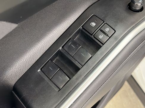Used 2025 Toyota Highlander LE FWD image 14