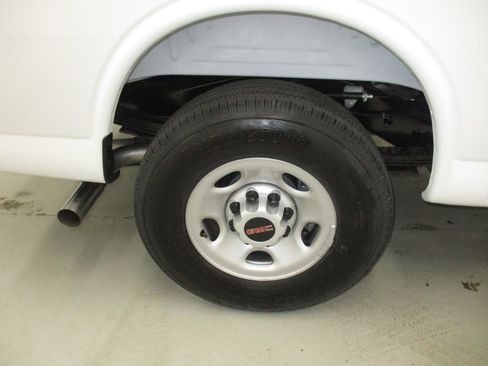 New 2026 GMC Savana 3500 RWD image 8