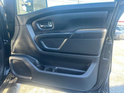 Used 2019 Nissan Titan SV w/ SV Convenience Package image 25