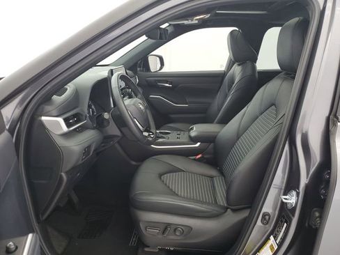 Used 2024 Toyota Highlander XSE FWD image 19