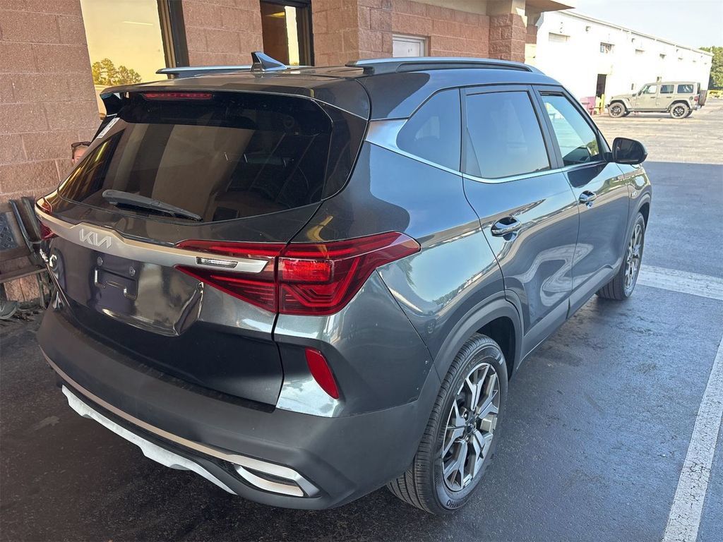 Used 2022 Kia Seltos EX AWD/4WD image 2