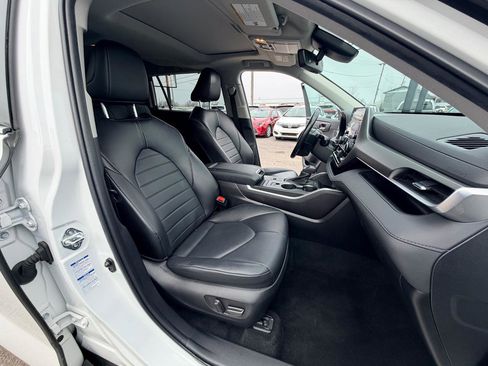Used 2022 Toyota Highlander XLE image 14