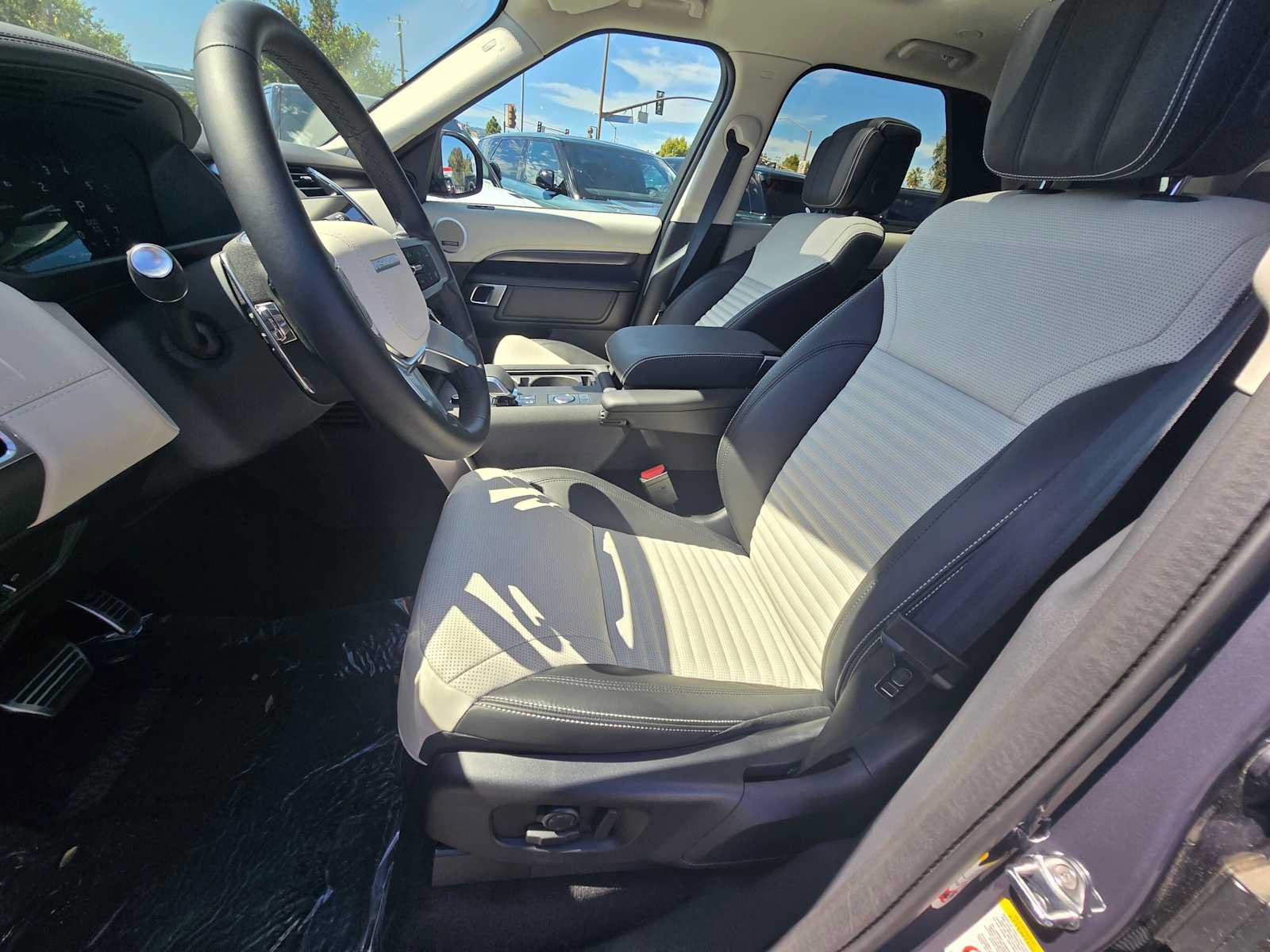 Used 2025 Land Rover Discovery Metropolitan Edition AWD/4WD image 23
