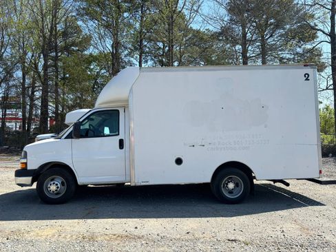 Used 2016 Chevrolet Express 3500 image 2