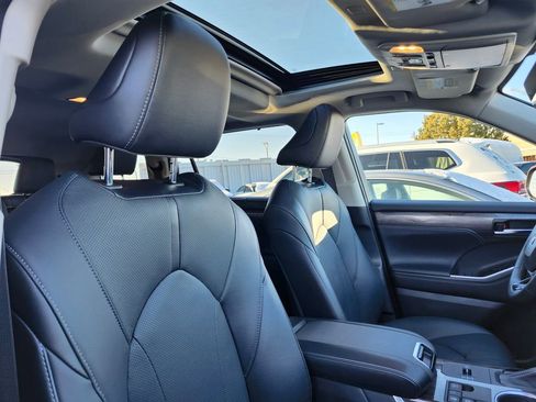 Used 2023 Toyota Highlander Limited image 8