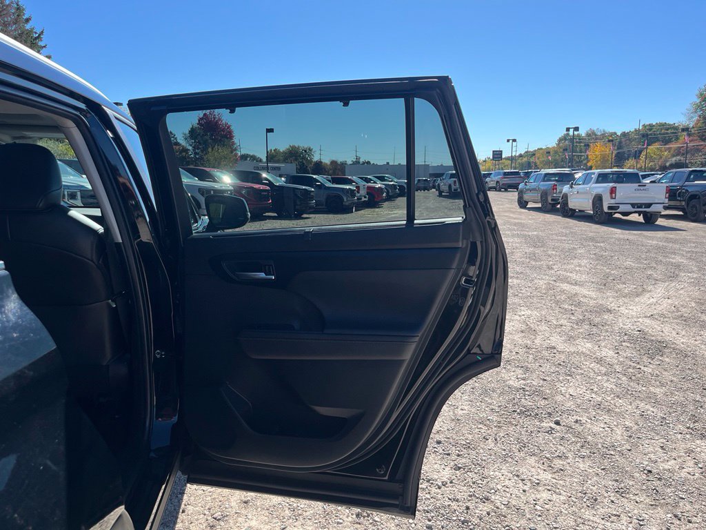 Used 2023 Toyota Highlander XLE AWD/4WD image 34