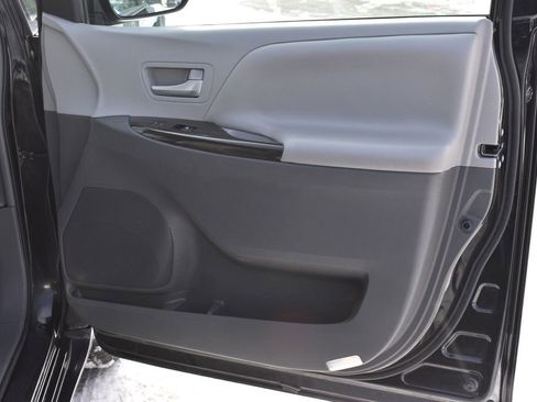 Used 2016 Toyota Sienna XLE image 31