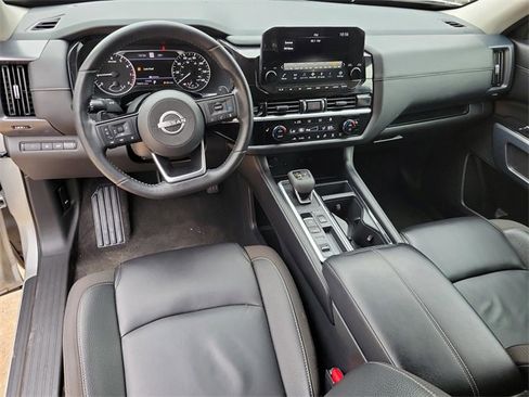 Used 2025 Nissan Pathfinder SL image 19