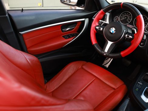 Used 2018 BMW 330i Sedan w/ M Sport Package image 25