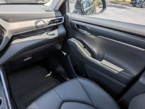 Used 2025 Toyota Highlander XLE AWD/4WD image 18