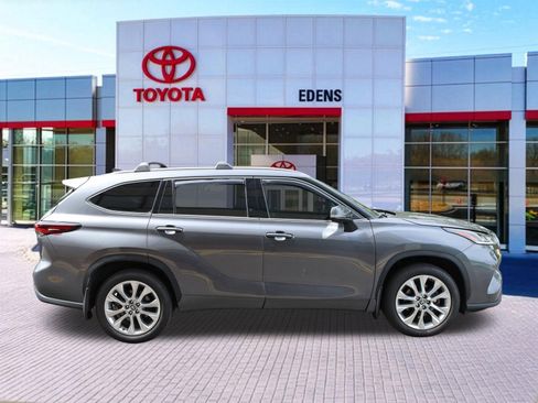 Used 2025 Toyota Highlander Limited AWD/4WD image 2