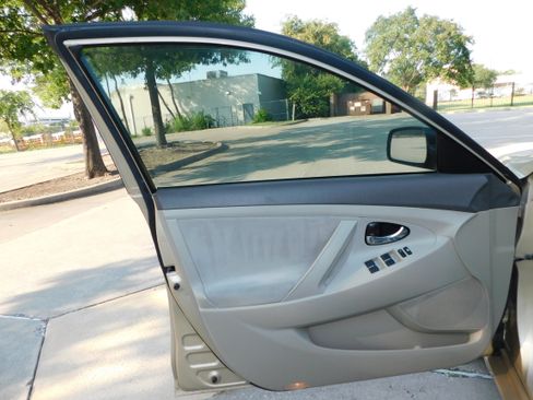 Used 2010 Toyota Camry image 14