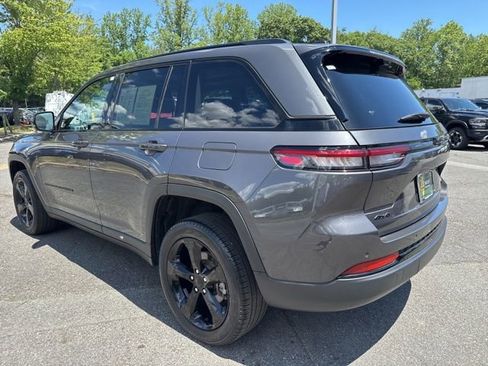 Used 2023 Jeep Grand Cherokee Limited w/ Luxury Tech Group II AWD/4WD image 17