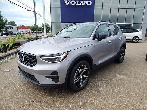 New 2026 Volvo XC40 B5 Core w/ Climate Package image 3
